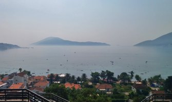 Požar iznad Petrovića na Luštici, vatra blizu kuća