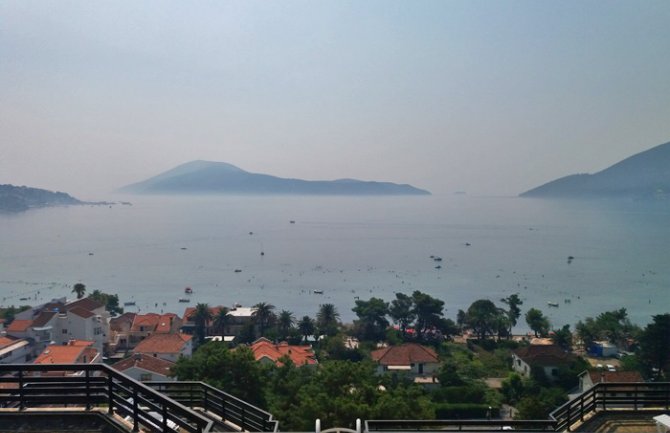 Požar iznad Petrovića na Luštici, vatra blizu kuća