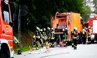 Kamion se prevrnuo na auto sa petočlanom porodicom, niko nije preživio (VIDEO)