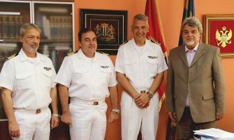 Grčki vojni brod u luci Bar