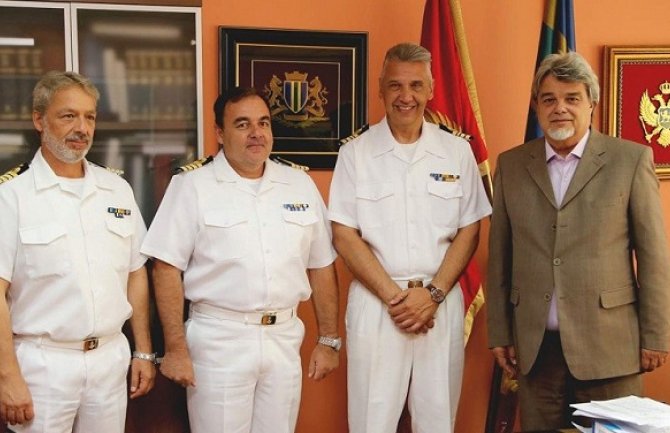 Grčki vojni brod u luci Bar