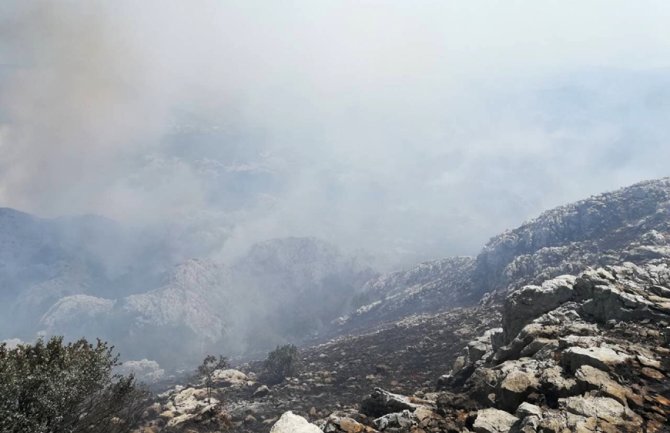 Na Lovćenu i dalje gori, gase i pripadnici vojske