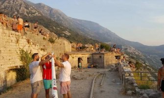 DPS Kotor: Direkcija manipuliše o postavljanju zastave, pored praznog jarbola nijesmo ih sreli