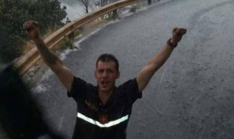 Crnogorski vatrogasac se raduje kiši na Lovćenu