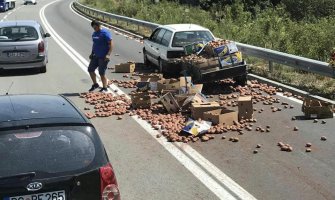 Nezgoda u Bogetićima: Krompiri završili na magistrali (FOTO)