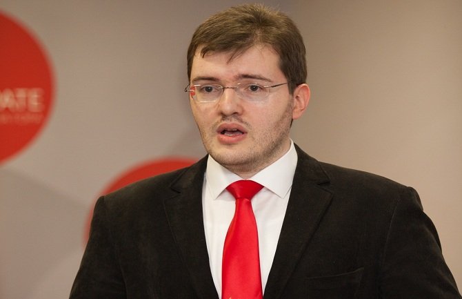 Demokrate DPS-u: Dobili ste pet miliona jer sedam sati pritiskate taster