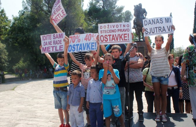 Majka devetoro djece: Imam 6 đaka, pitam Vladu kako da ih spremim za školu