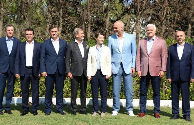 Edi Rama ne odustaje od patika(FOTO)