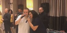 Ne može bez mikrofona: Koncert Dačića u Grčkoj (VIDEO)