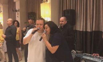 Ne može bez mikrofona: Koncert Dačića u Grčkoj (VIDEO)