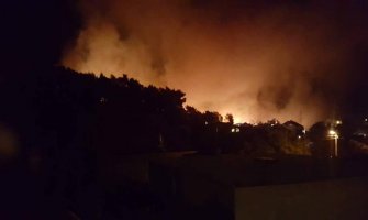 Tivat: Vatrogasci uz pomoć mještana branili kuće od požara (FOTO/VIDEO)