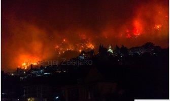 Požar u Baru:Odbranjene kuće, Poljak spašen i uhapšen (VIDEO)