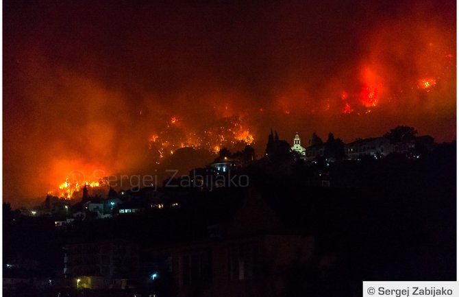Požar u Baru:Odbranjene kuće, Poljak spašen i uhapšen (VIDEO)