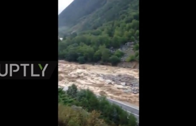 Rusija: Odron zarobio 300 turista i zbrisao put (VIDEO)