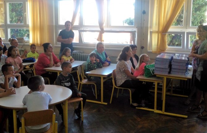 Prvacima podijeljene besplatne knjige, Opština obezbijedila i prevoz za đake iz sela