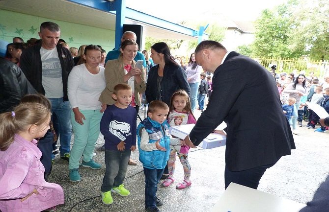 Žurić uručio udžbenike prvacima u Rasovu