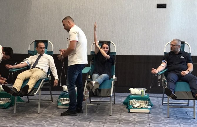 Zaposleni u Hiltonu dali krv