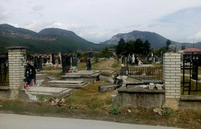 Berane: Divjali automobilom po pisti pa završili u groblju, 4 osobe povrijeđene