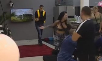 Zadruga: Anđela Vještica napala Baneta, a onda razbila vrata (VIDEO)