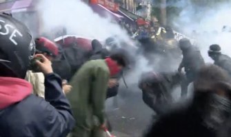 Pariz: Demonstranti gađali kamenjem policiju, odgovorili suzavcem(VIDEO)