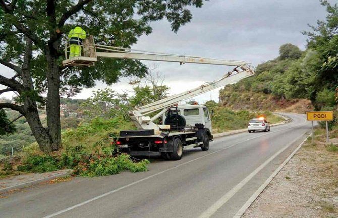 Polomljeno drveće i zatrpani kanali u Herceg Novom
