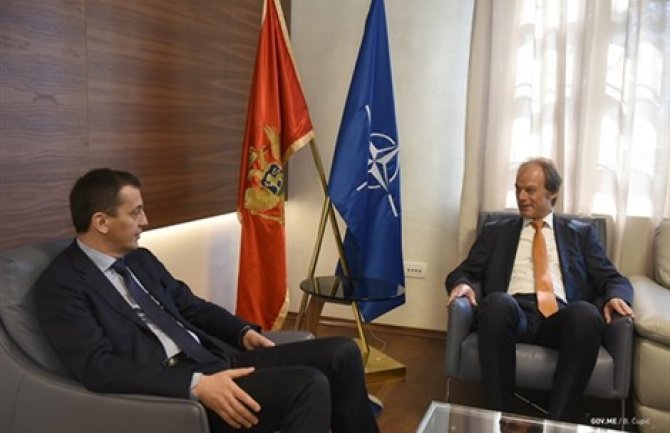 Njemačka Crnoj Gori donirala šest lakooklopnih vozila