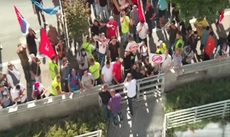 Napad na novinarke ispred Pinka (VIDEO)