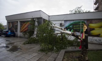 Olujno nevrijeme u Zenici: Porušena stabla, grmljavina i grad(FOTO)