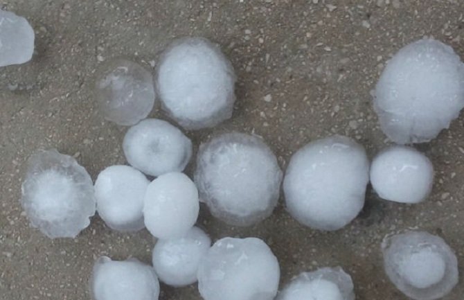 U Nikšiću pao grad veličine lješnika