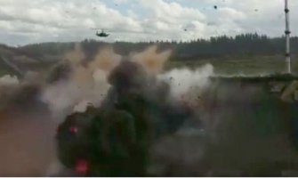  Helikopter greškom ispalio rakete na parkirana vozila, dvije osobe povrijeđene(VIDEO)