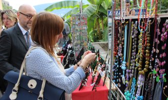 Šest nezaposlenih žena radno angažovane kroz program javnog rada “Izrada nakita i suvenira”