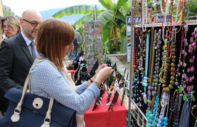 Šest nezaposlenih žena radno angažovane kroz program javnog rada “Izrada nakita i suvenira”