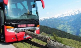 Vozač  se onesvijestio, putnik spriječio autobus pun putnika da padne sa litice