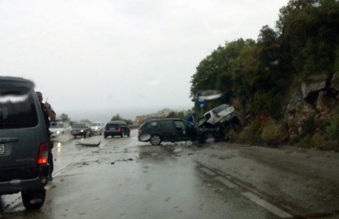 Stravičan udes na putu Bar-Ulcinj, sudar tri automobila