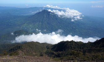 Bali: Vulkan Agung prijeti, evakuisano preko 57.000 ljudi