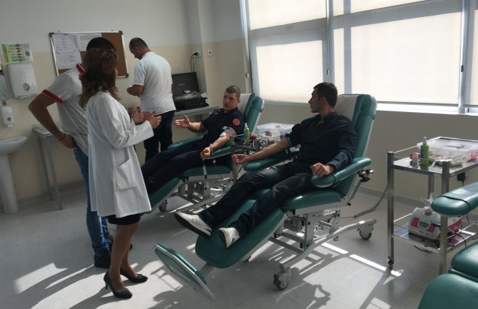 Humanost na prvom mjestu: Službenici MUP-a i Uprave policije dobrovoljno dali krv