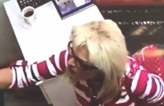 Bez nervoze: Ukrala telefon iz ladice, pozdravila prodavačicu i  napustila butik (Video)