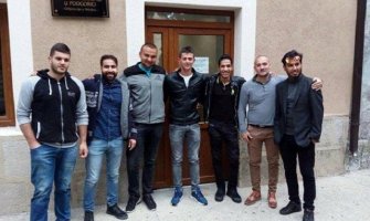 Zagrljaj pomirenja Libijaca i Nikšićana ispred Suda za prekršaje