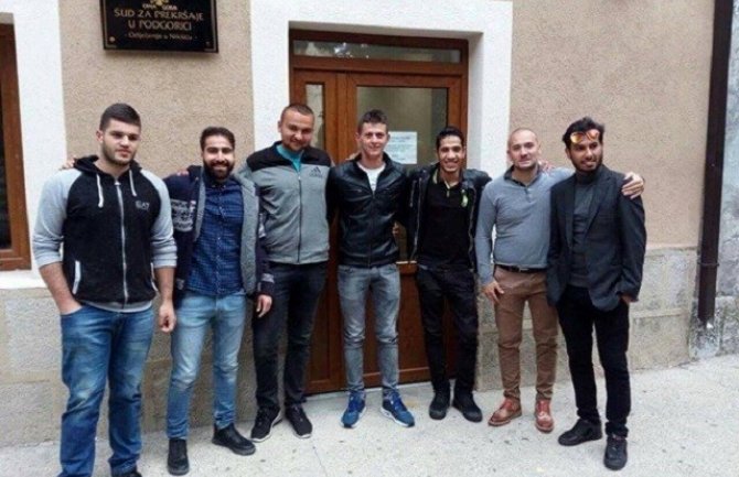 Zagrljaj pomirenja Libijaca i Nikšićana ispred Suda za prekršaje