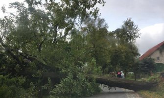 Nevrijeme odnijelo 7 života, letovi otkazani, pruge ne rade, građani da ne izlaze(FOTO)(VIDEO)