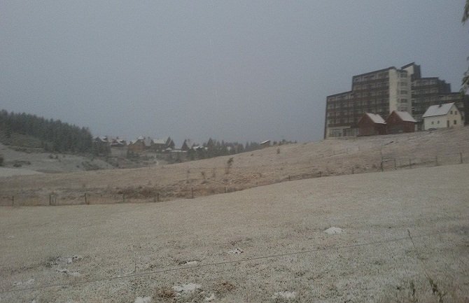 Pao prvi snijeg: Na Žabljaku obijeljelo