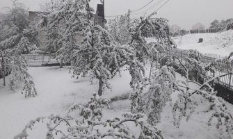 Gradovi na sjeveru pod snijegom, na jugu oluja (FOTO)