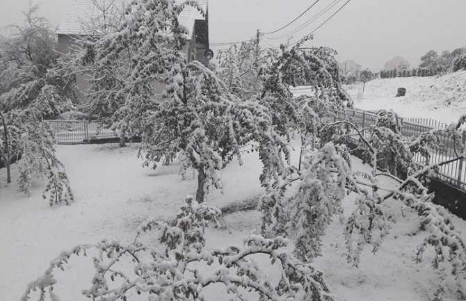 Gradovi na sjeveru pod snijegom, na jugu oluja (FOTO)