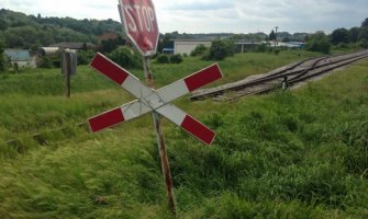 Srbija: Voz na ulazu u Grdeličku klisuru smrskao automobil