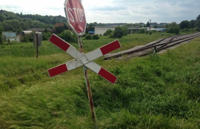 Srbija: Voz na ulazu u Grdeličku klisuru smrskao automobil