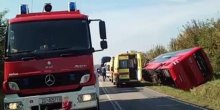 Prevrnuo se autobus pun djece, vozač automobila poginuo (VIDEO)