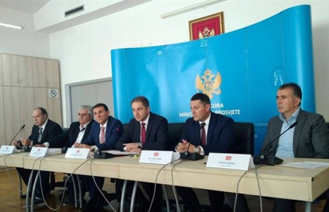 Skoro 300 učenika se obrazuje kod 97 renomiranih poslodavaca i prima naknadu