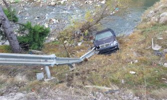 Mercedes sletio s puta, jedna osoba povrijeđena