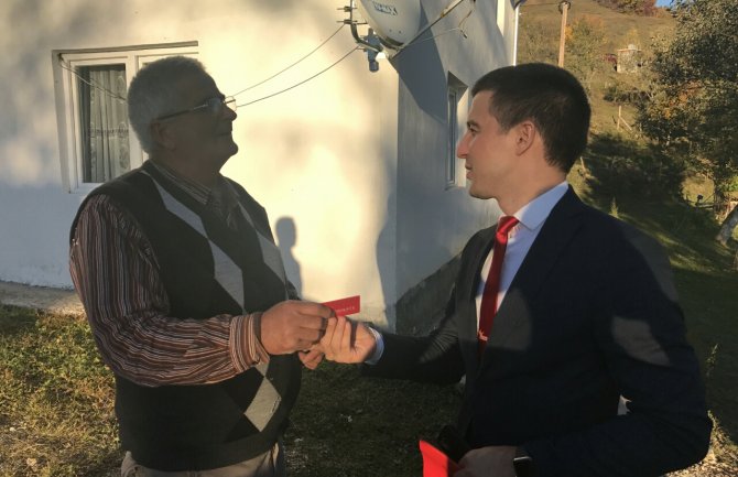 Demokrate: Petnjičani osuđeni da gledaju svoju djecu kako ih napuštaju