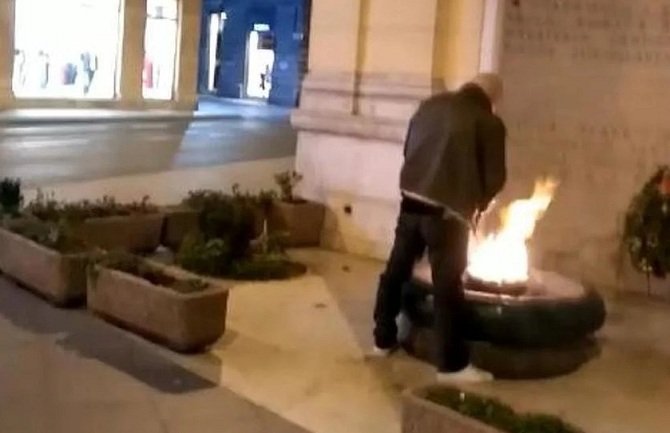 Pogledajte muškarca koji urinira po Vječnoj vatri u centru Sarajeva (VIDEO)